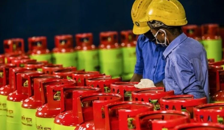 বাড়ল এলপি গ্যাসের দাম